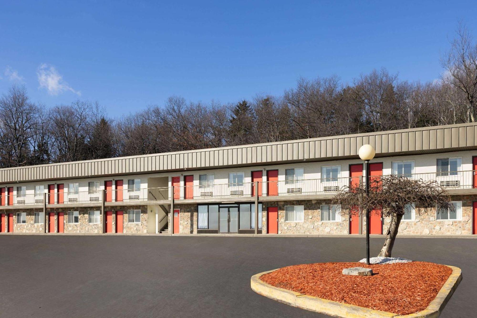 Super 8 By Wyndham Hazleton Exterior foto